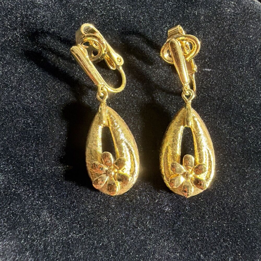 Vtg. Crown Trifari Tear Drop Floral Earrings Clips